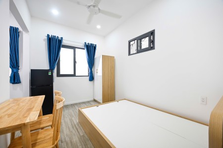 Studio giá rẻ nằm ngay đường Lý Phục Man, thuận tiện qua Q1