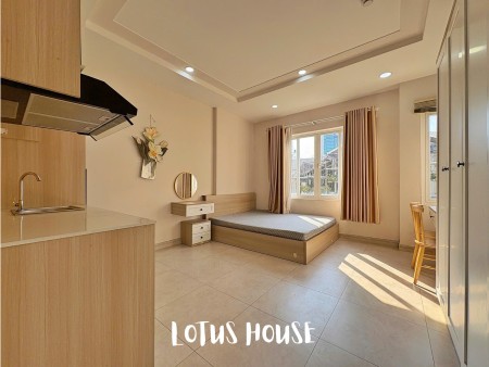 Cho thuê căn hộ Studio tone gỗ cao cấp gần sân bay Tân Sơn Nhất