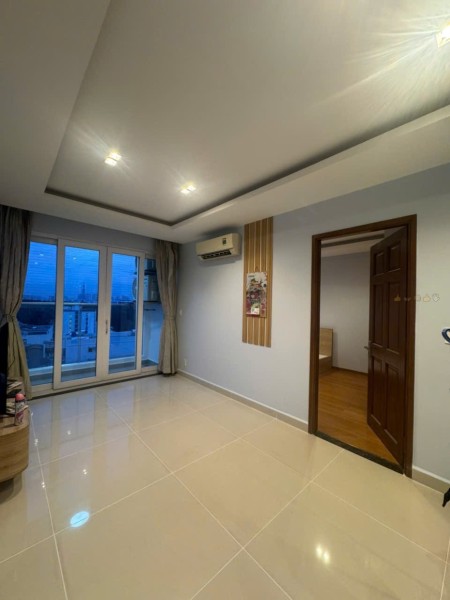 Cho Thuê Căn Hộ Sky Center gần sân bay, 3 Phòng ngủ, 98m2, Nội thất cơ bản, Giá rẻ 18 Triệu.