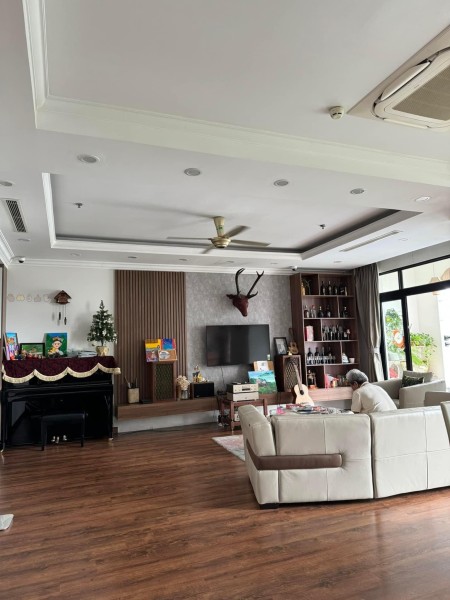Cho thuê căn góc 3PN – 181m² tại Royal City, siêu rộng, căn góc thoáng sáng