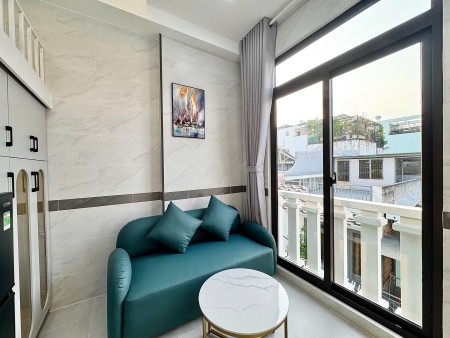Cho thuê căn hộ gác cao cửa sổ lớn gần Hàng Xanh, đường Điện Biên Phủ, quận Bình Thạnh