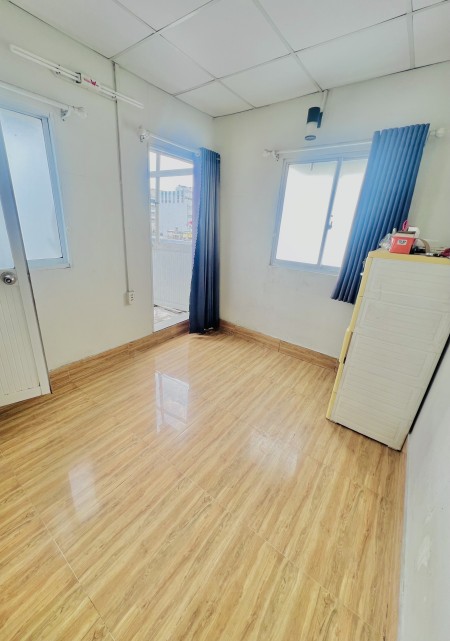 Cho Thuê Phòng Quận 1 Giá Rẻ có 2 Cửa Sổ, Ban Công thoáng mát gần chợ Tân Định
