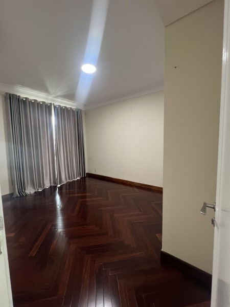 Cho thuê 2 phòng ngủ, lầu cao view đẹp, nhà đẹp hiện đại, có ít nội thất giá chỉ 22 triệu/tháng