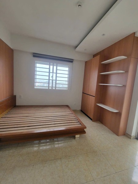 Căn 3 phòng ngủ sẵn nội thất C/c Hoa Sen- Lạc Long Quân giá 15tr/tháng