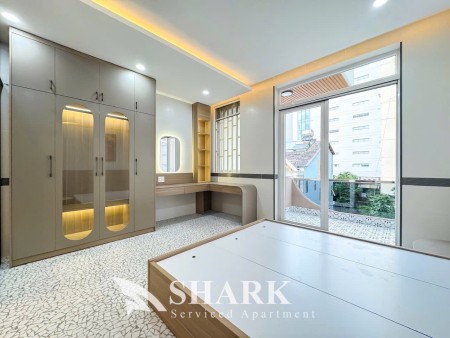 Cho thuê căn hộ dịch vụ 1 phòng ngủ ban công thoáng rộng 60m2 thang máy ngay Ngã Tư Hàng Xanh