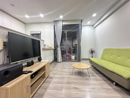 Căn hộ 3 phòng ngủ, có nội thất, ban công, giá 14 triệu