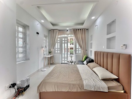 CĂN HỘ CÓ BAN CÔNG VÀ CỬA SỔ LỚN THOÁNG MÁT FULL NỘI THẤT ĐƯỜNG TÂN CẢNG QUẬN BÌNH THẠNH, SÁT QUẬN 1