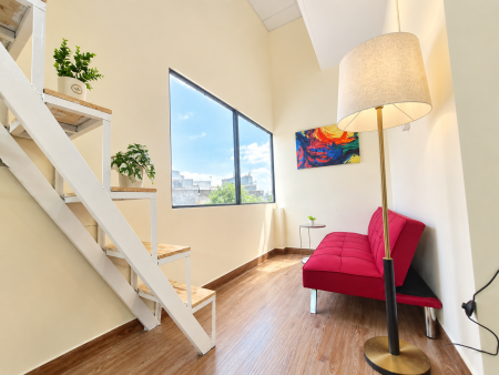 Cho thuê căn hộ gác cao cửa sổ thoáng có sofa full nội thất Nguyễn Hữu Cầu ngay Q1 gần Hàng Xanh