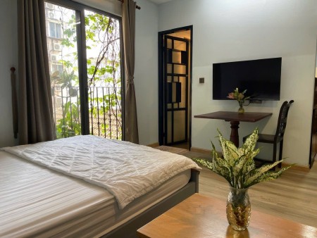 Cho thuê căn hộ dịch vụ có ban công phong cách vintage gần Dinh Độc Lập Quận 3