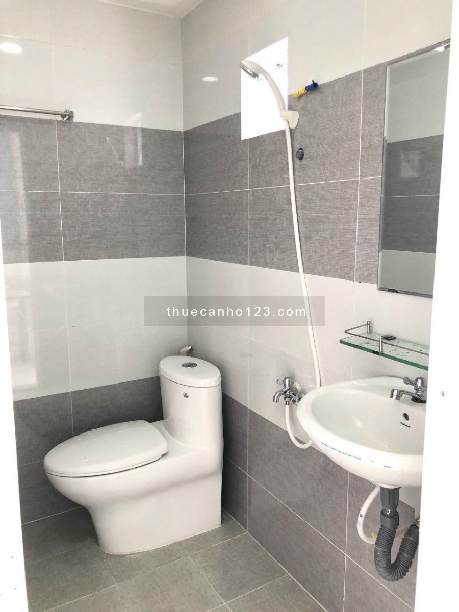 Căn hộ Ban công lầu cao, thoáng mát, có sân phơi riêng ngay Etown Cộng Hòa. Full nội thất