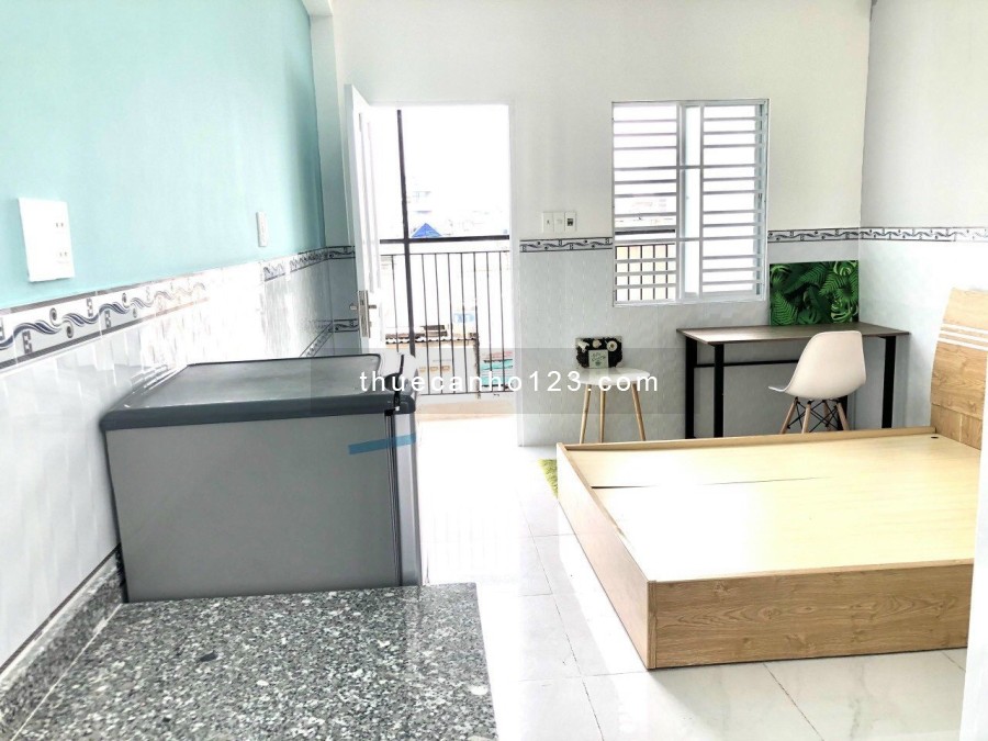 Căn hộ Ban công lầu cao, thoáng mát, có sân phơi riêng ngay Etown Cộng Hòa. Full nội thất