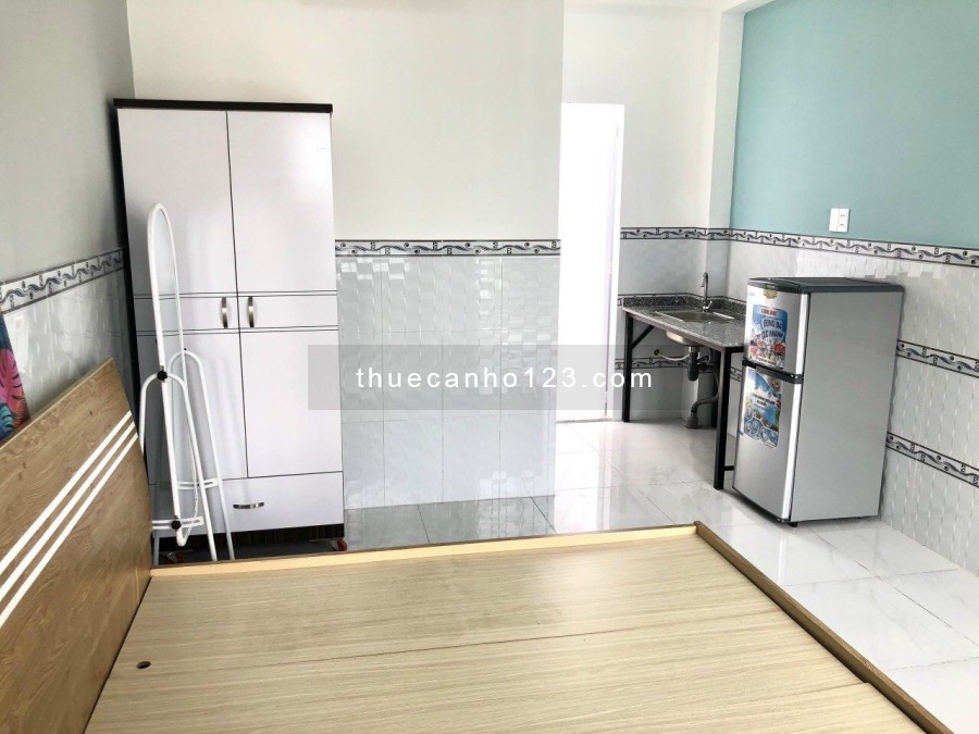 Căn hộ Ban công lầu cao, thoáng mát, có sân phơi riêng ngay Etown Cộng Hòa. Full nội thất