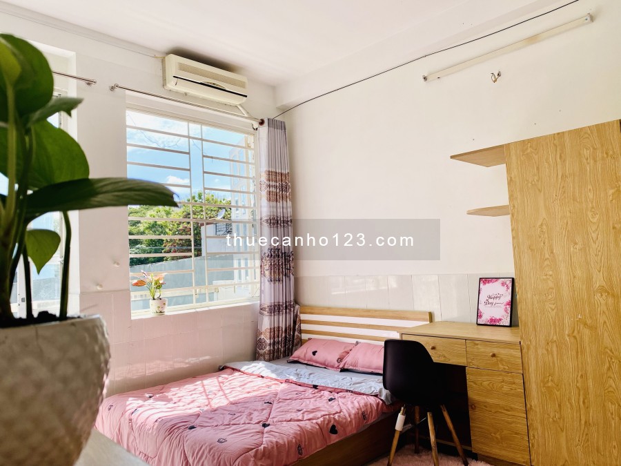 Cho thuê căn hộ studio ban công full nội thất gần phố đi bộ Bùi Viện