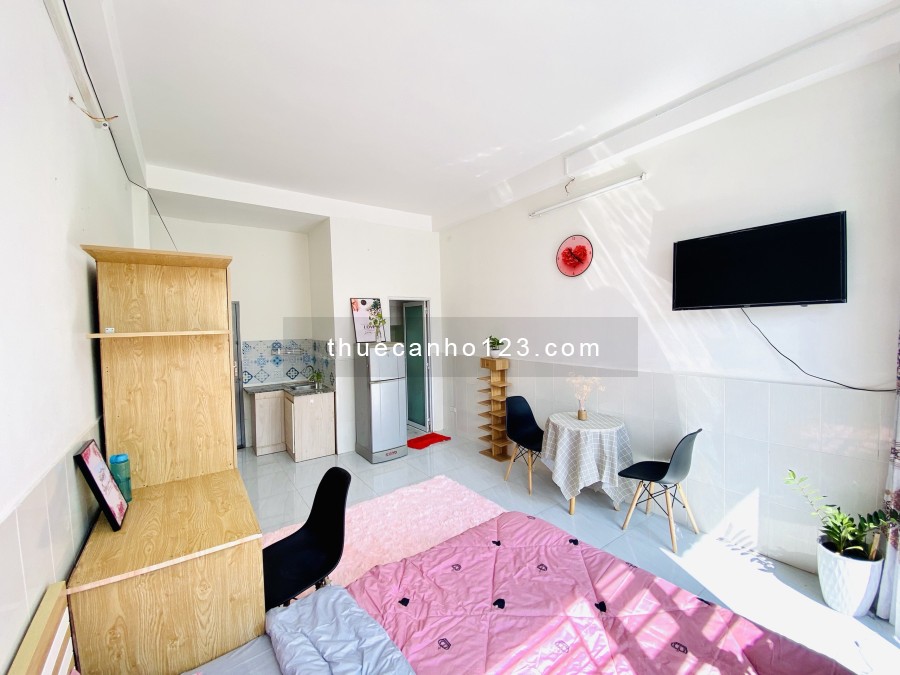 Cho thuê căn hộ studio ban công full nội thất gần phố đi bộ Bùi Viện