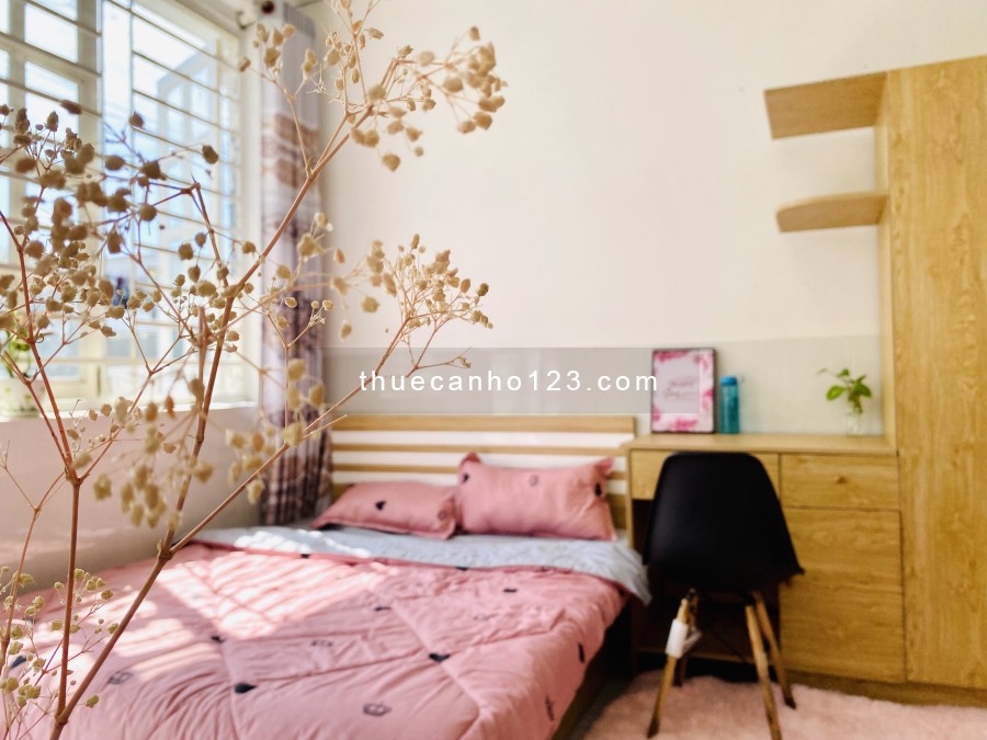 Cho thuê căn hộ studio ban công full nội thất gần phố đi bộ Bùi Viện