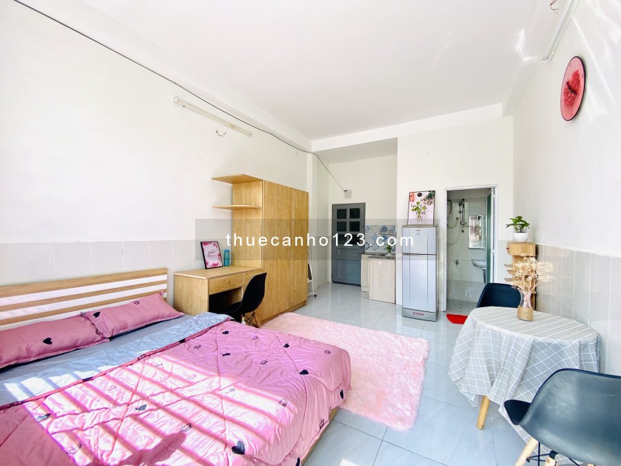 Cho thuê căn hộ studio ban công full nội thất gần phố đi bộ Bùi Viện