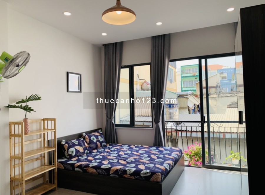 Trống Chdv STUDIO ngay trung tâm Quận 1, giáp Quận 4 - Ban công/cửa sổ - Cô Bắc