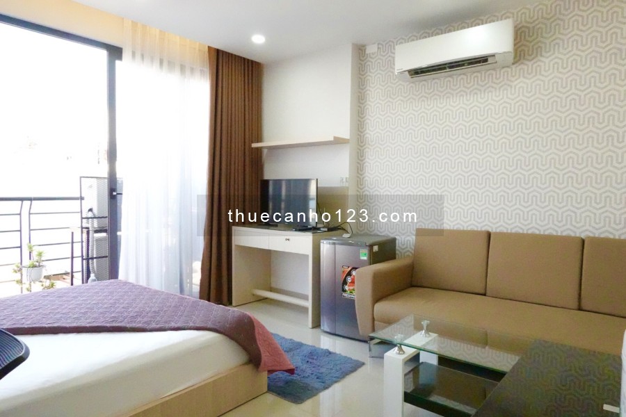 TRỐNG Chdv STUDIO/1 PHÒNG NGỦ ngay trung tâm Quận 1, giáp Quận 4 - BAN CÔNG TRƯỚC/SAU