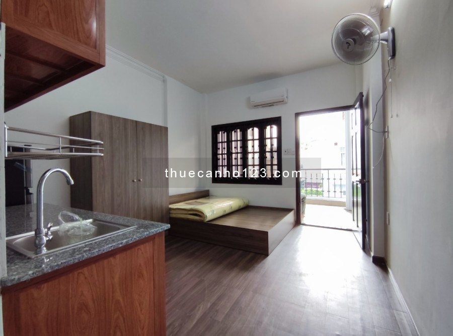 Căn hộ studio ban công siêu lớn, full nội thất, gần chợ Tân Định