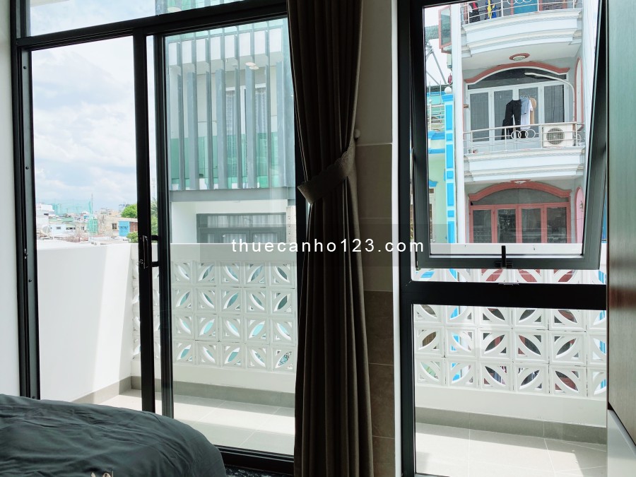 Căn hộ Nguyễn Hữu Cảnh ban công cho thuê, tiện đi Q1, Q2, đầy đủ tiện nghi, nội thất