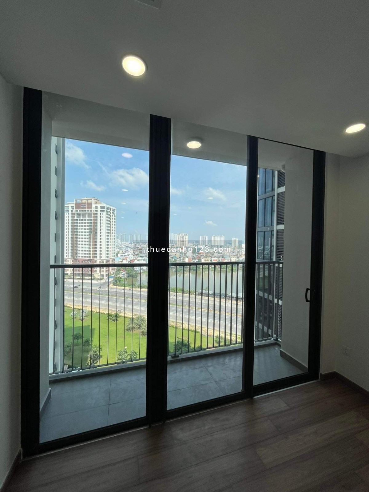 Trống 1 căn duy nhất 3pn diện tích lớn nhất Eco Green Sài Gòn , đầy đủ nội thất cơ bản cho thuê 15tr