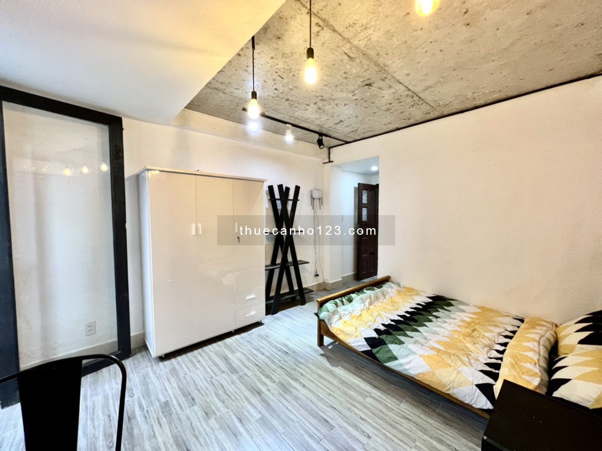 Cho thuê căn hộ Studio rộng có Ban Công ngã tư Hàng Xanh diện tích 30m2