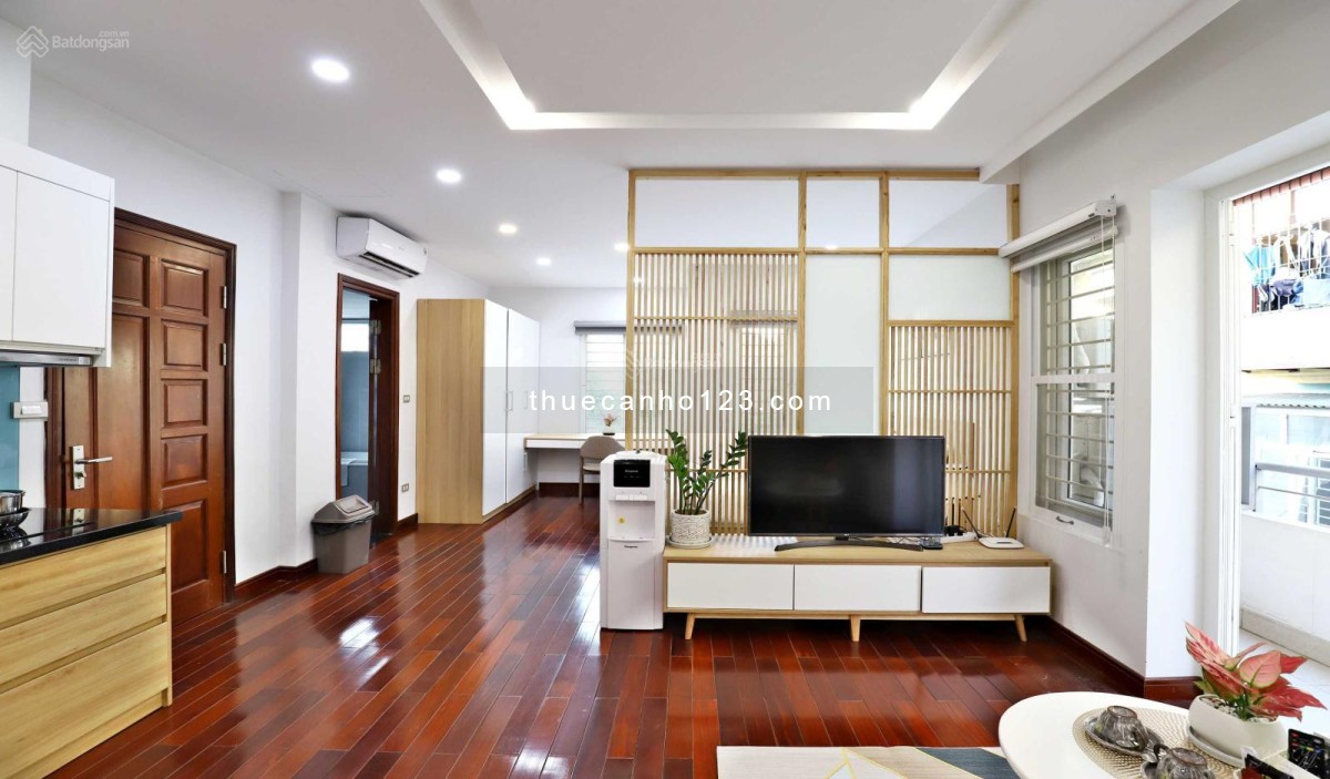 Cho thuê căn hộ thông thoáng 55m2 phố Linh Lang, miễn phí nhiều DV