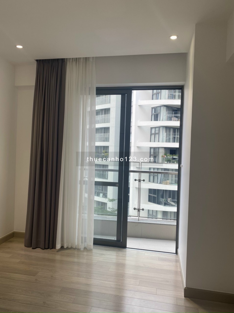 Cần cho thuê căn hộ Khu cảnh đồi - 123m2 3pn 2wc nhà hoàn thiện cơ bản dính tường giá 2000$