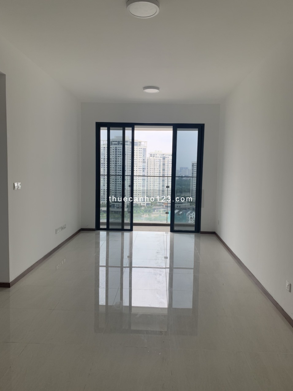 Nhà không có gì ngoài góc nhìn View Siêu Đỉnh tại One Verandah. Nhà đang trống.LH Tâm: 0902.0506.43