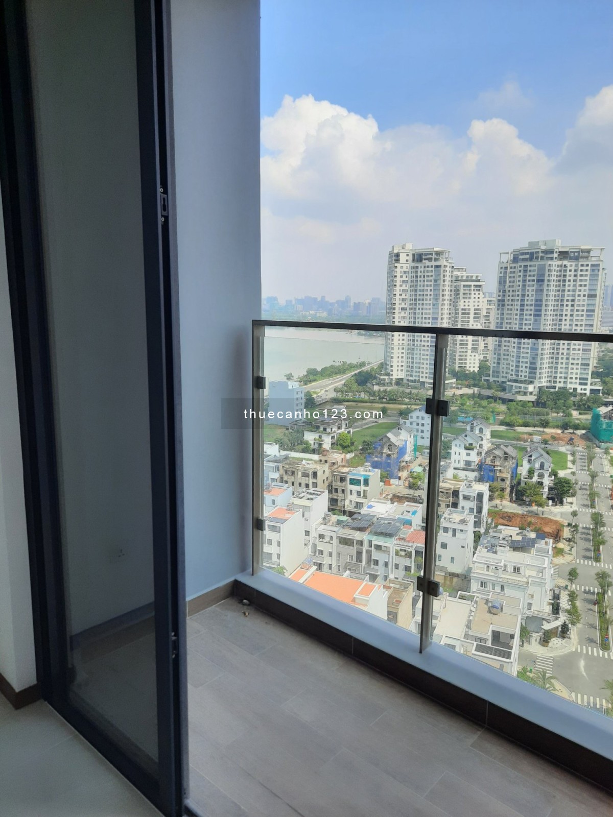 Cho thuê căn 2 phòng ngủ One Verandah view sông Landmark 81 - Chỉ 13 triệu/tháng