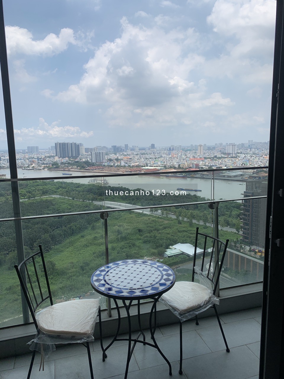 Căn hộ 1 phòng ngủ view sông, NT đẹp cho thuê tại dự án Empire City