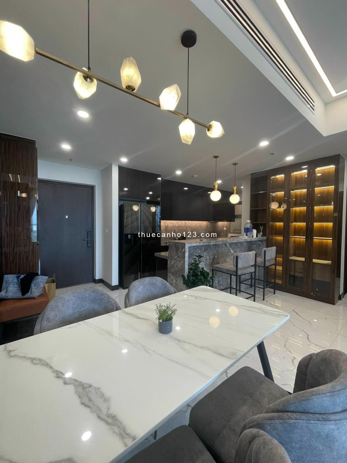 Chính chủ cho thuê 2pn Empire tầng 16