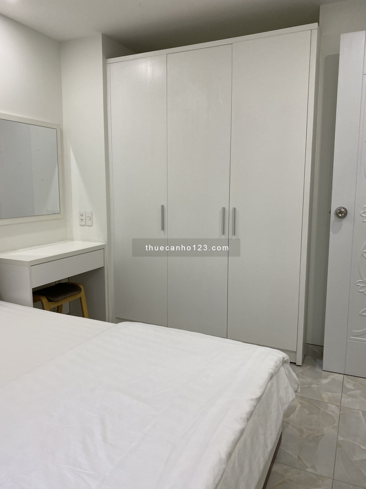 Cho thuê căn hộ 1PN, có ban công, nội thất đầy đủ, an ninh tại trung tâm quận 7