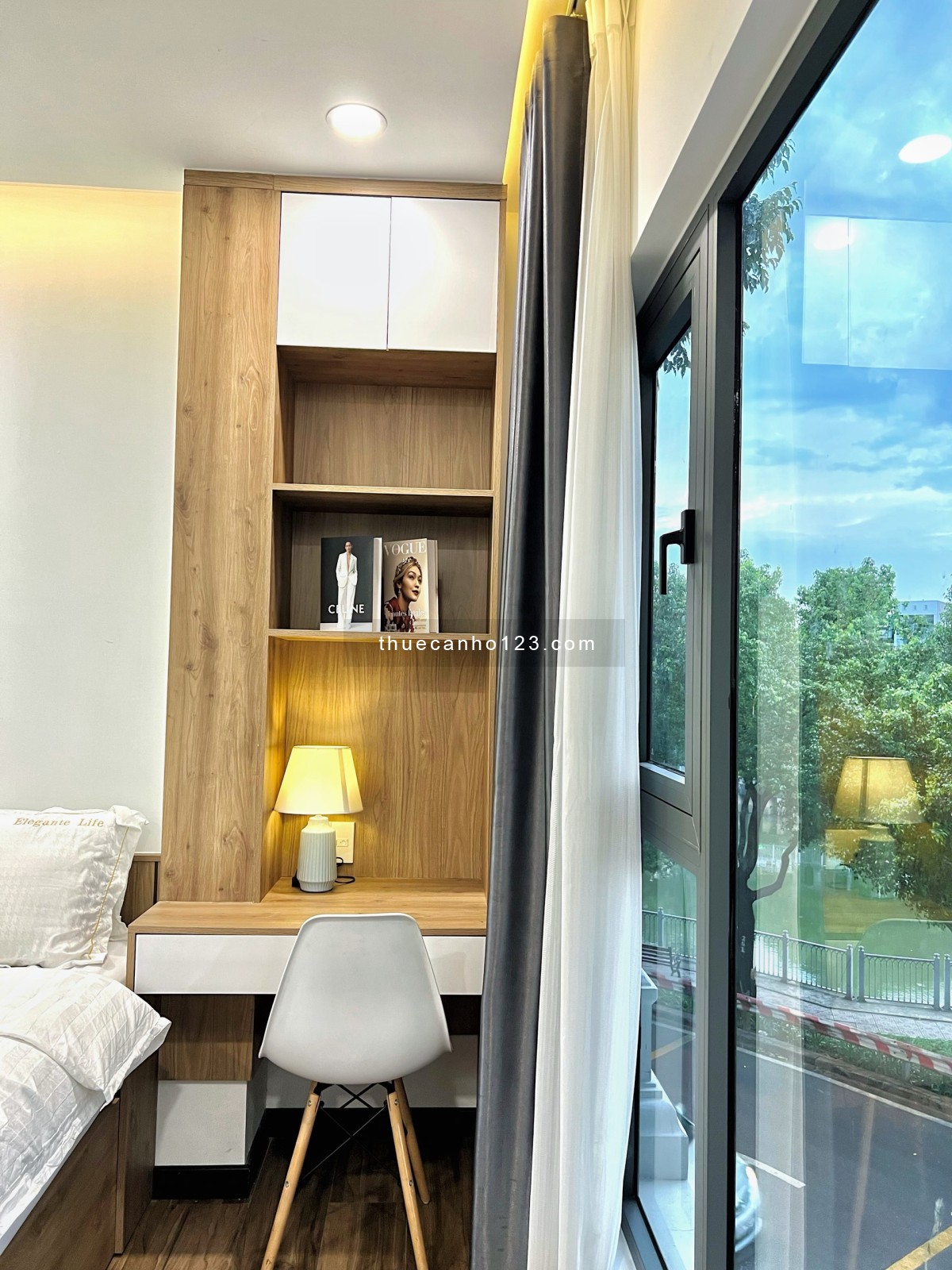 Cho thuê căn hộ 1PN, view Bờ Kè Trường Sa, cửa sổ lớn thoáng mát tại Phú Nhuận