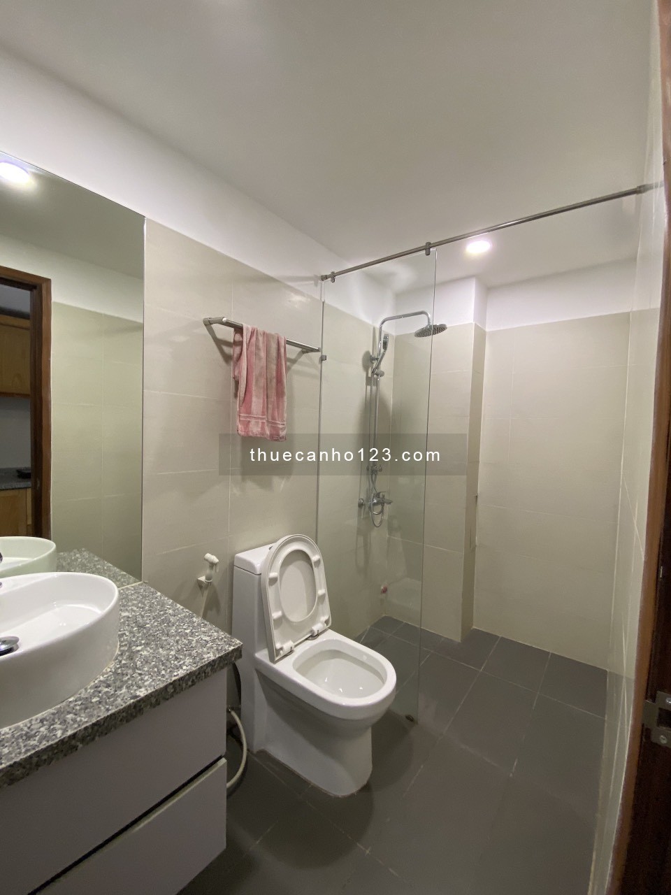 Studio ban công rộng diện tích 40m2, ở được liền, khu dân cư