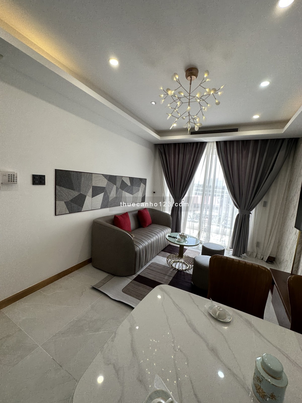 Cho thuê căn hộ 2 pn - 2 wc nhà mới 100% tại The Botanica Phổ Quang giá 21tr/th bao phí