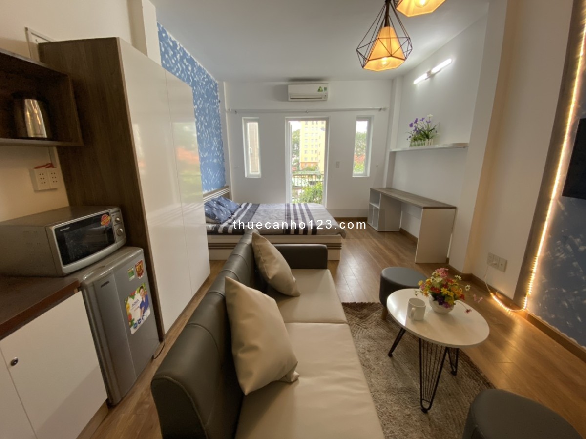 Căn hộ balcon view đẹp sẵn nội thất cao cấp ở Trương Định, CV Tao Đàn, ĐH Mở Q1