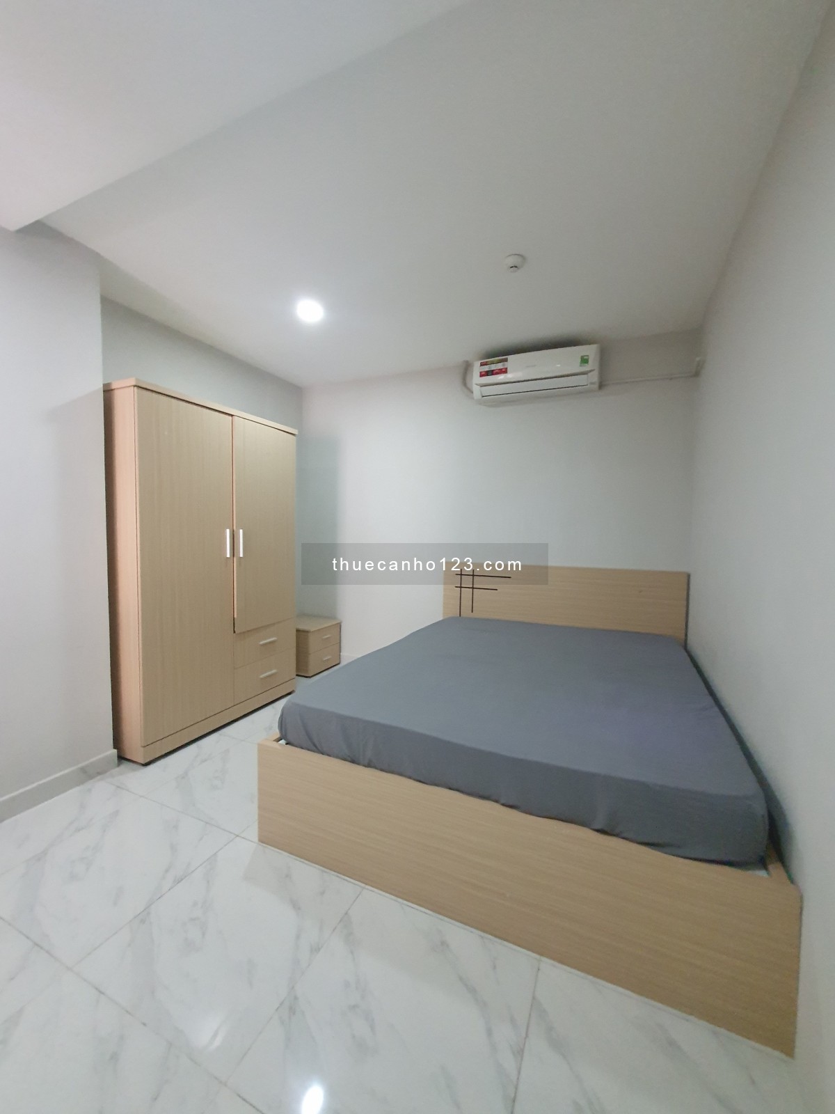 Căn hộ 2 phòng ngủ, full nội thất, ban công trống sẵn tại quận Phú Nhuận, giá 12tr5/tháng