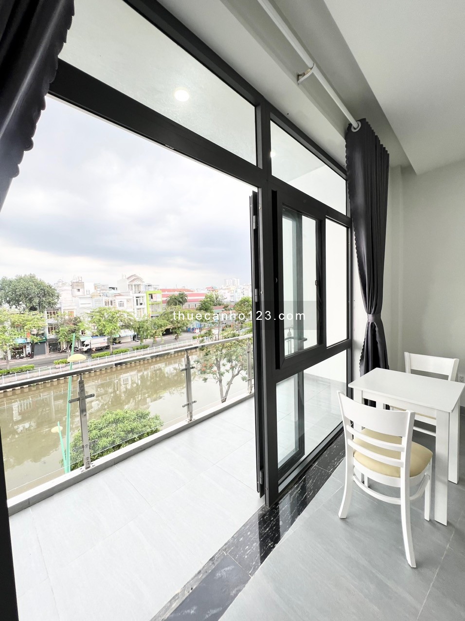 Căn hộ studio balcon lớn, view bờ kè, sẵn nội thất gần Coop Mart Nhiêu Lộc, Hoàng Sa Q3, 8tr