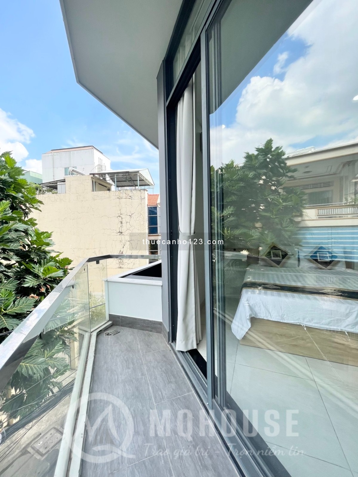 Cho thuê căn hộ studio đẹp rộng 35m2 ban công thoáng - máy giặt riêng - full nội thất ngay sân bay