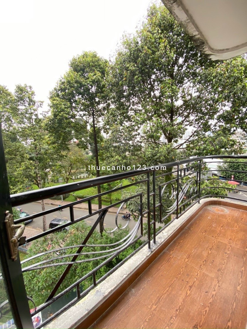 Căn hộ 2 phòng ngủ balcony ngay cầu Thị Nghè - Quận 1, có máy giặt riêng, giá 12 triệu