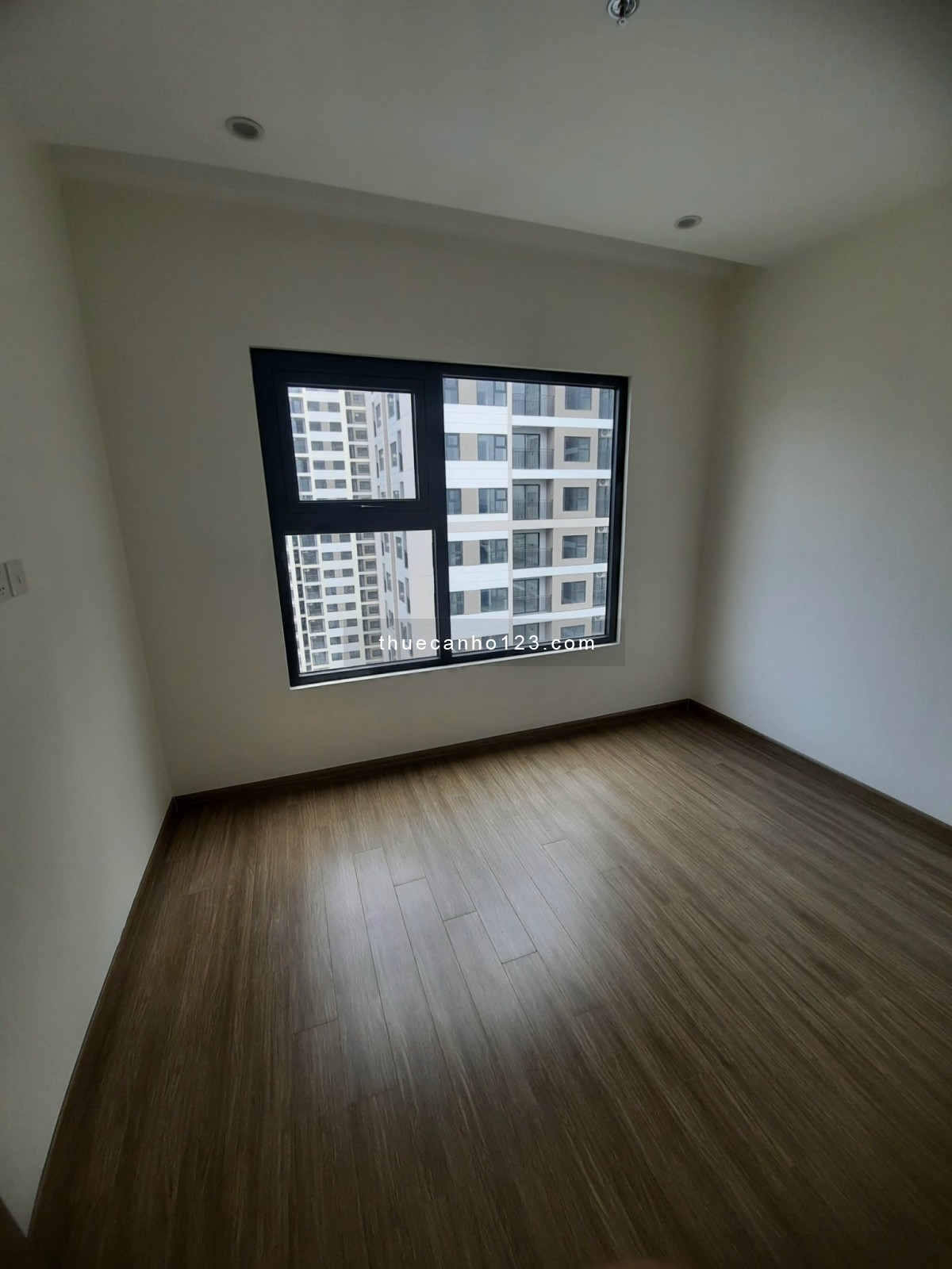 Cho thuê căn 2 pn + có bếp dưới và rèm ở Vinhomes Grand Park