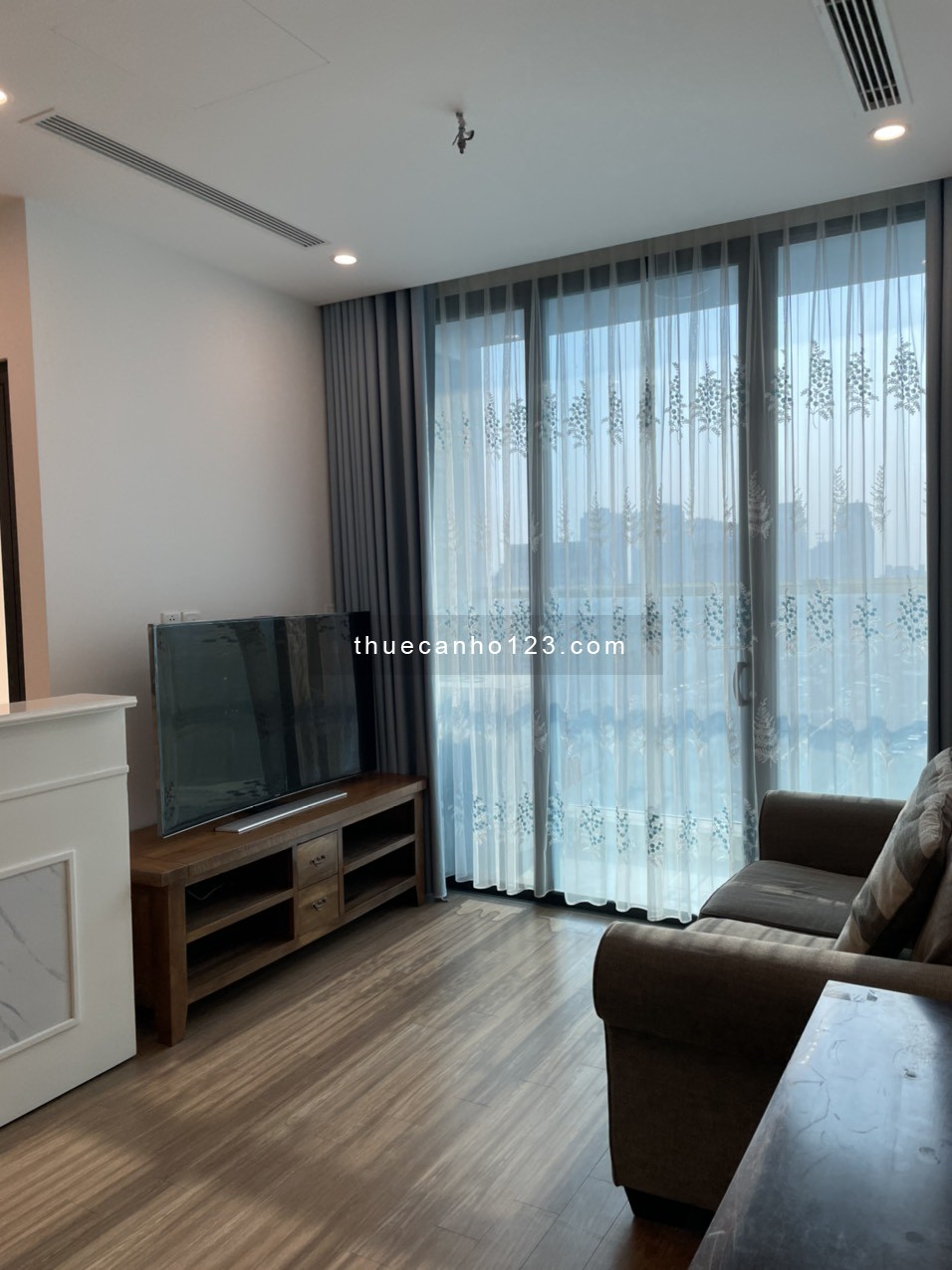 cho thuê căn 2 ngủ full nội thất chung cư Vinhomes Sky Lake Phạm Hùng