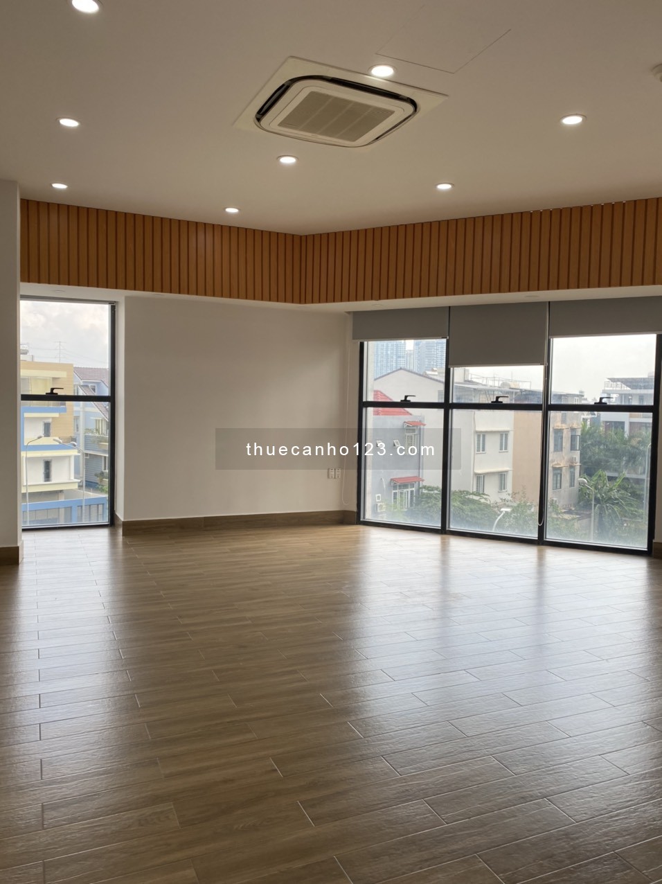 Căn officetel cho thuê 51m2, chỉ 13 triệu, NTCB The Sun Avenue