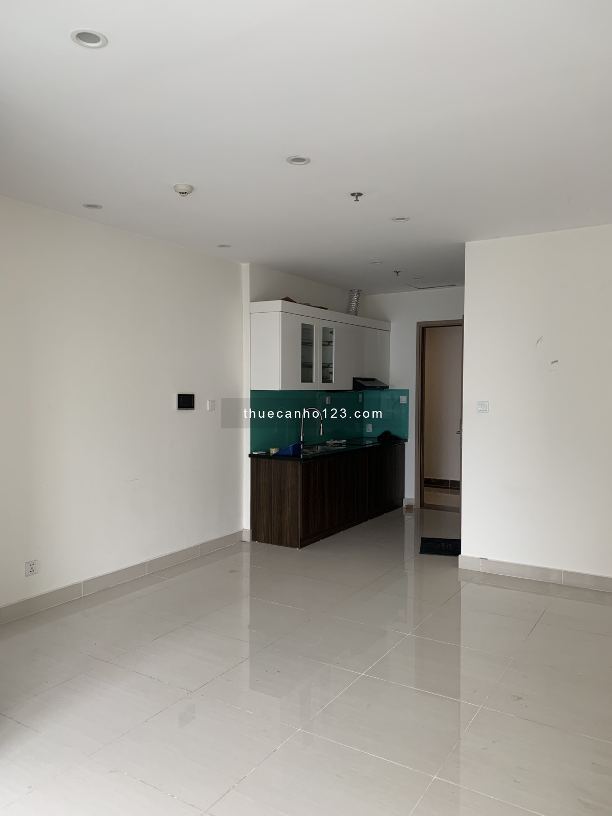 Căn Studio cho thuê nội thất cơ bản giá 6 triệu / tháng tại Vinhomes Smart City , lh : 0334122109