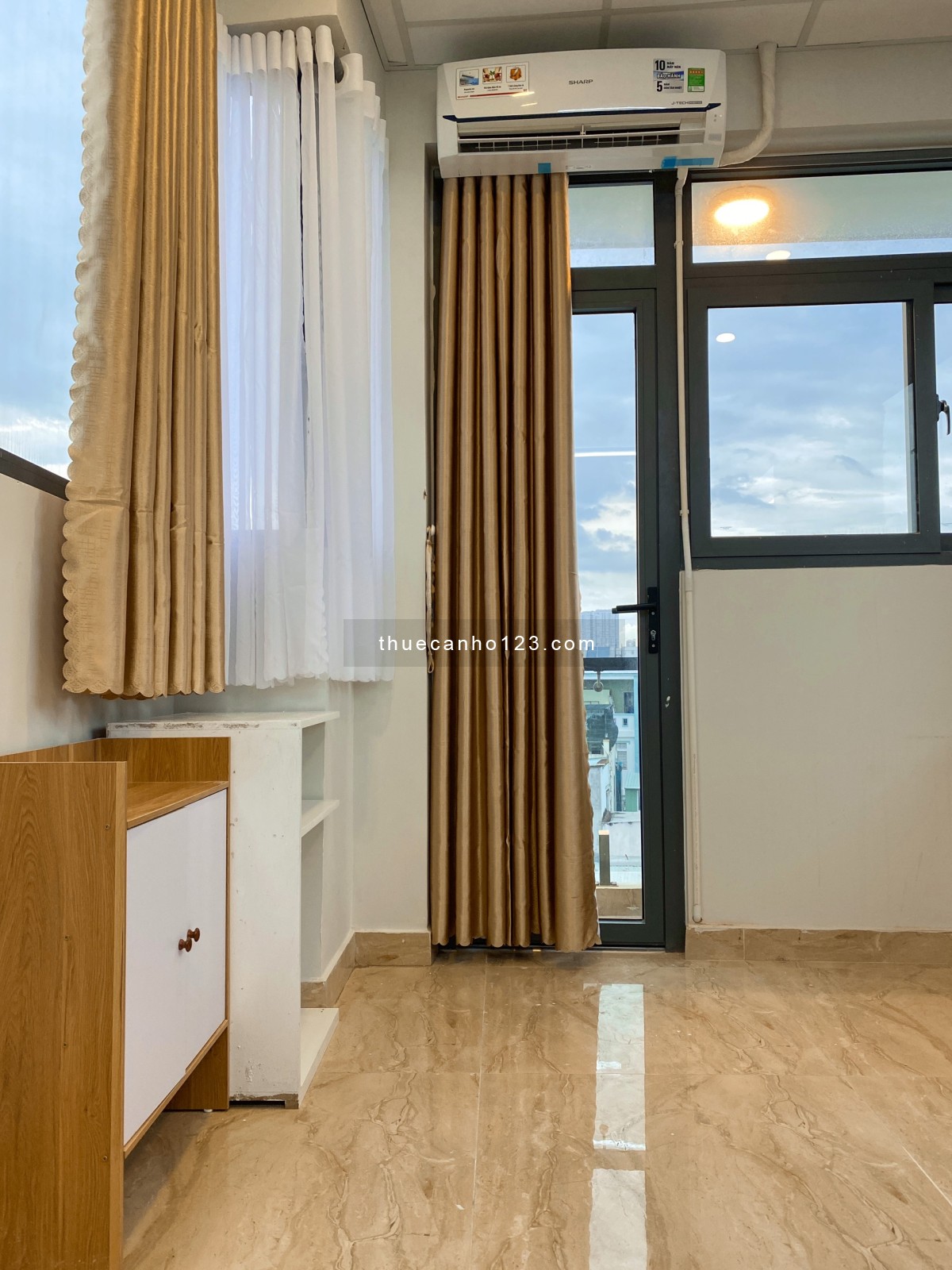 Quận 4 Trống Sẵn Penthouse Full Nội Thất Ban Công Siêu Thoáng Giáp Quận 1