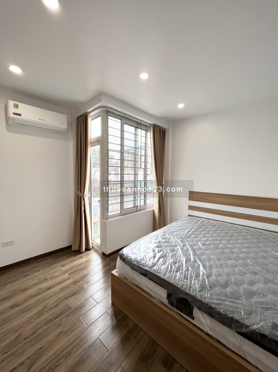 Cho thuê căn hộ 90m2, 2 ngủ 1 VS tại Cửa Bắc, Ba Đình, phòng mới, thoáng 4 góc