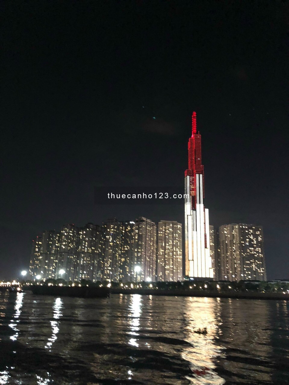 Cho thuê căn hộ 2 phòng ngủ Vinhomes Central Park, Lanmark 81 LH 0825900114