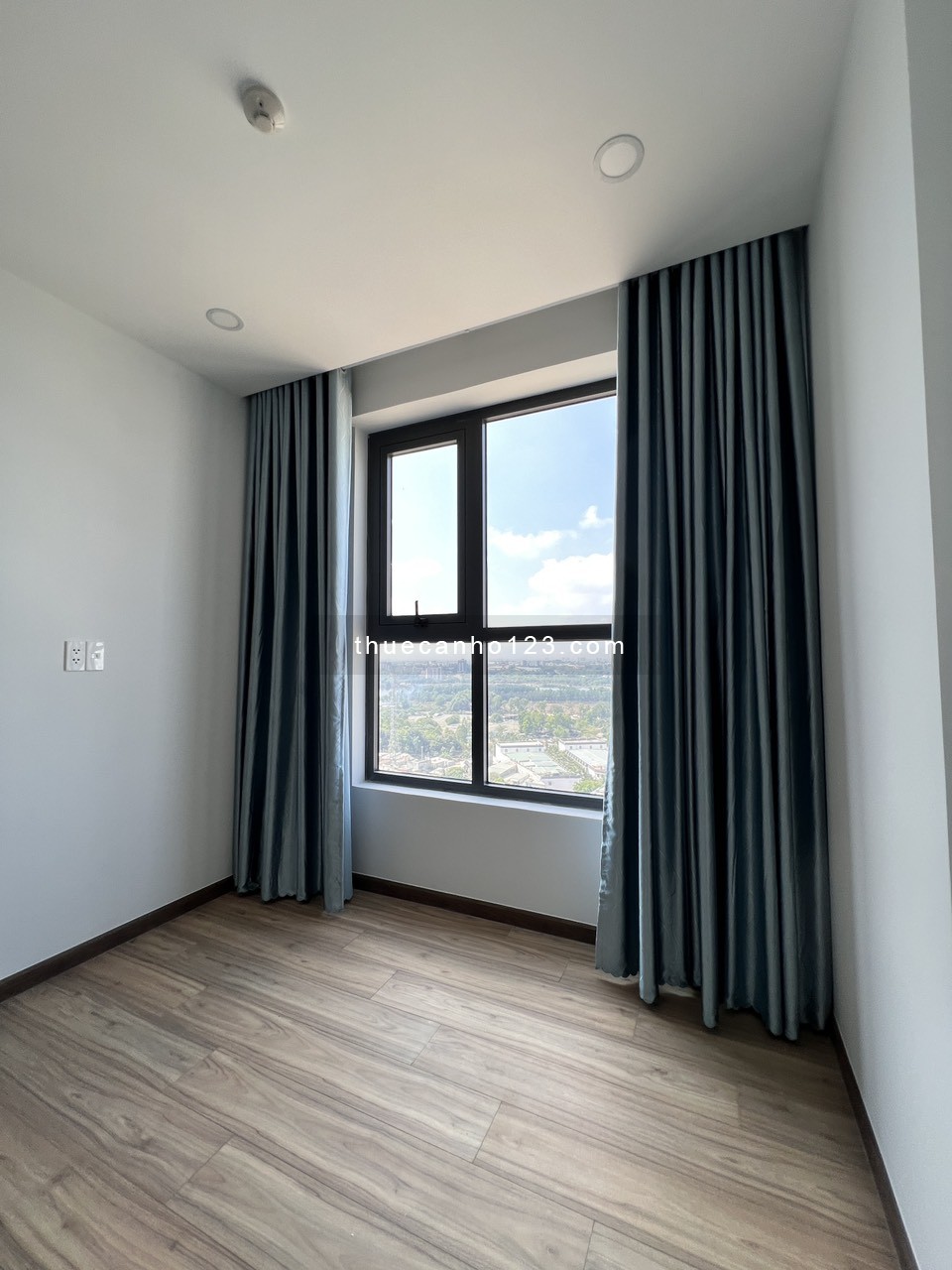 Cho thuê căn hộ Bcons Plaza 2PN 2WC Sẵn rèm giá 4tr5