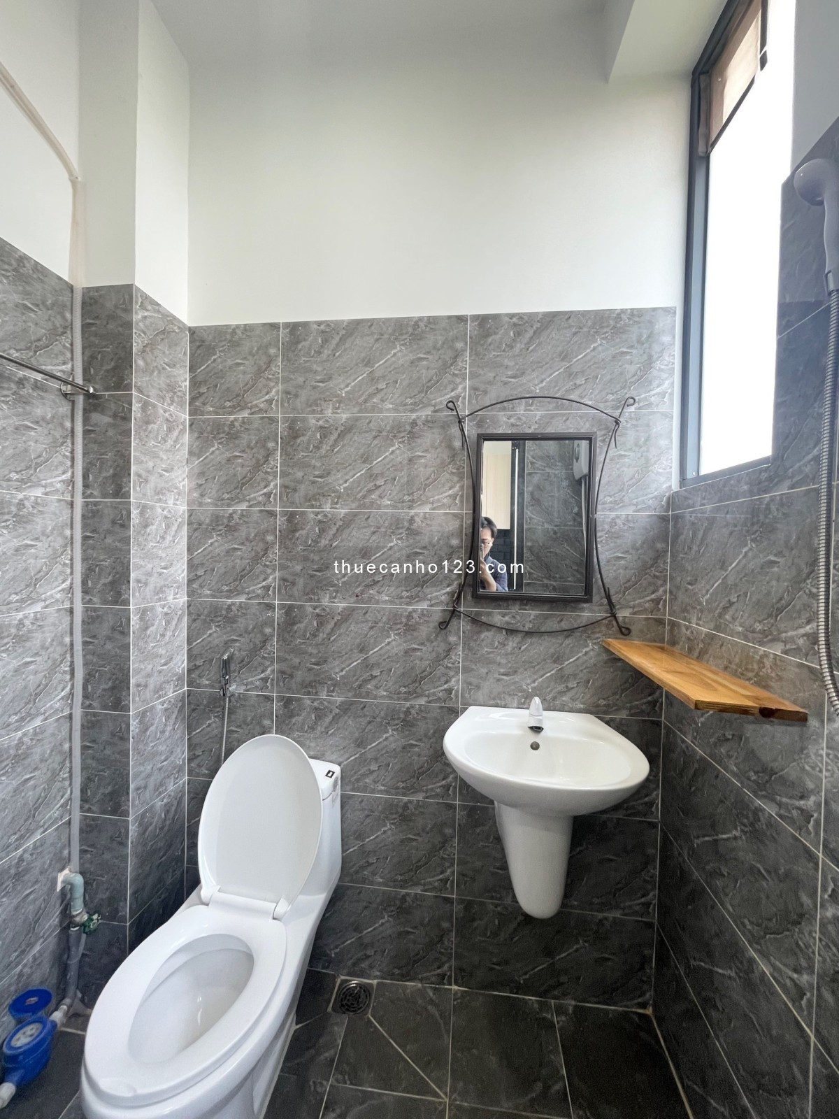 Căn hộ full nội thất , có máy giặt riêng, cửa sổ lớn nhà bếp